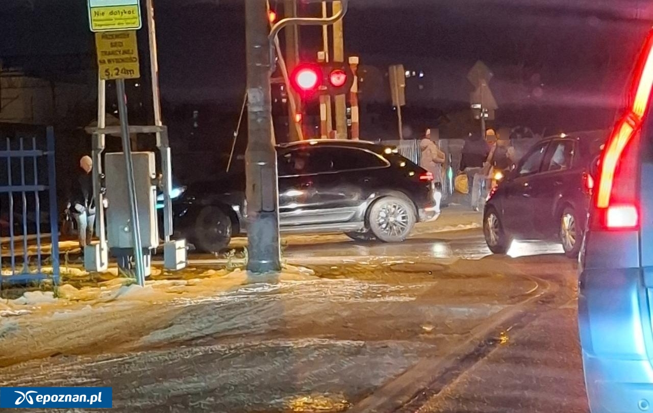 samochody również przejeżdżały przez przejazd kolejowy mimo czerwonego światła. | fot. Czytelnik.