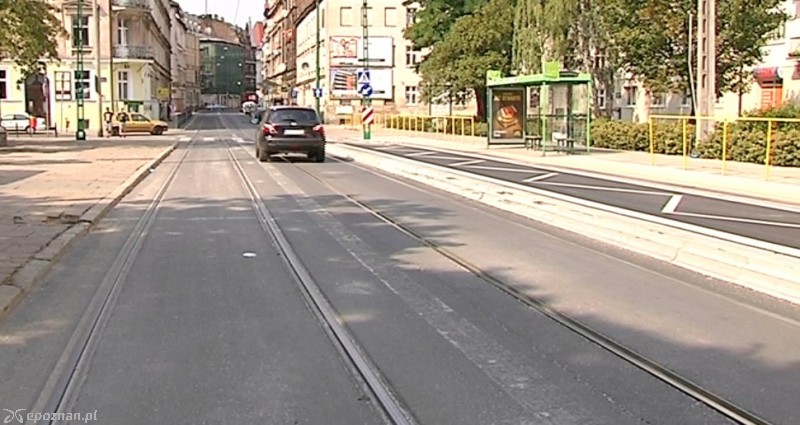 Kierowcy zamiast wjeżdżać na wyniesioną platformę, omijają ją.