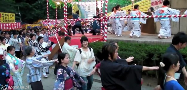 Screenshot: https://youtu.be/g58qwUQtoG8 | fot. Bon Odori w trakcie święta O-bon