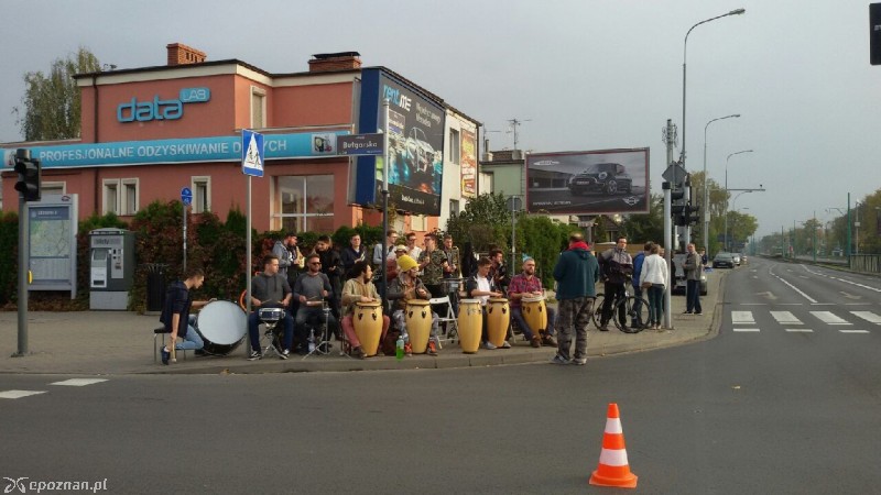 Kibice przy ul. Grunwaldzkiej fot. Renata Winczewska