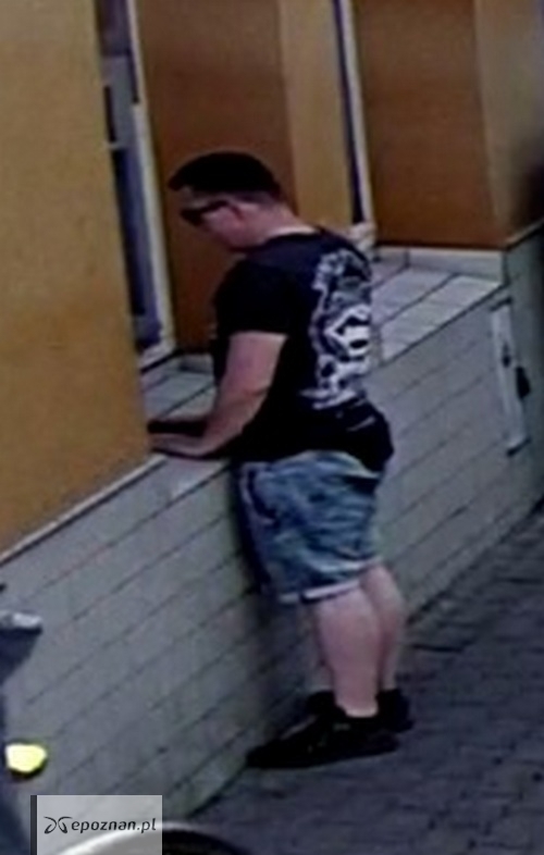Wizerunek mężczyzny, który wypłacał w Lesznie pieniądze z oszustwa "na blika". | fot. Komenda Miejska Policji w Lesznie
