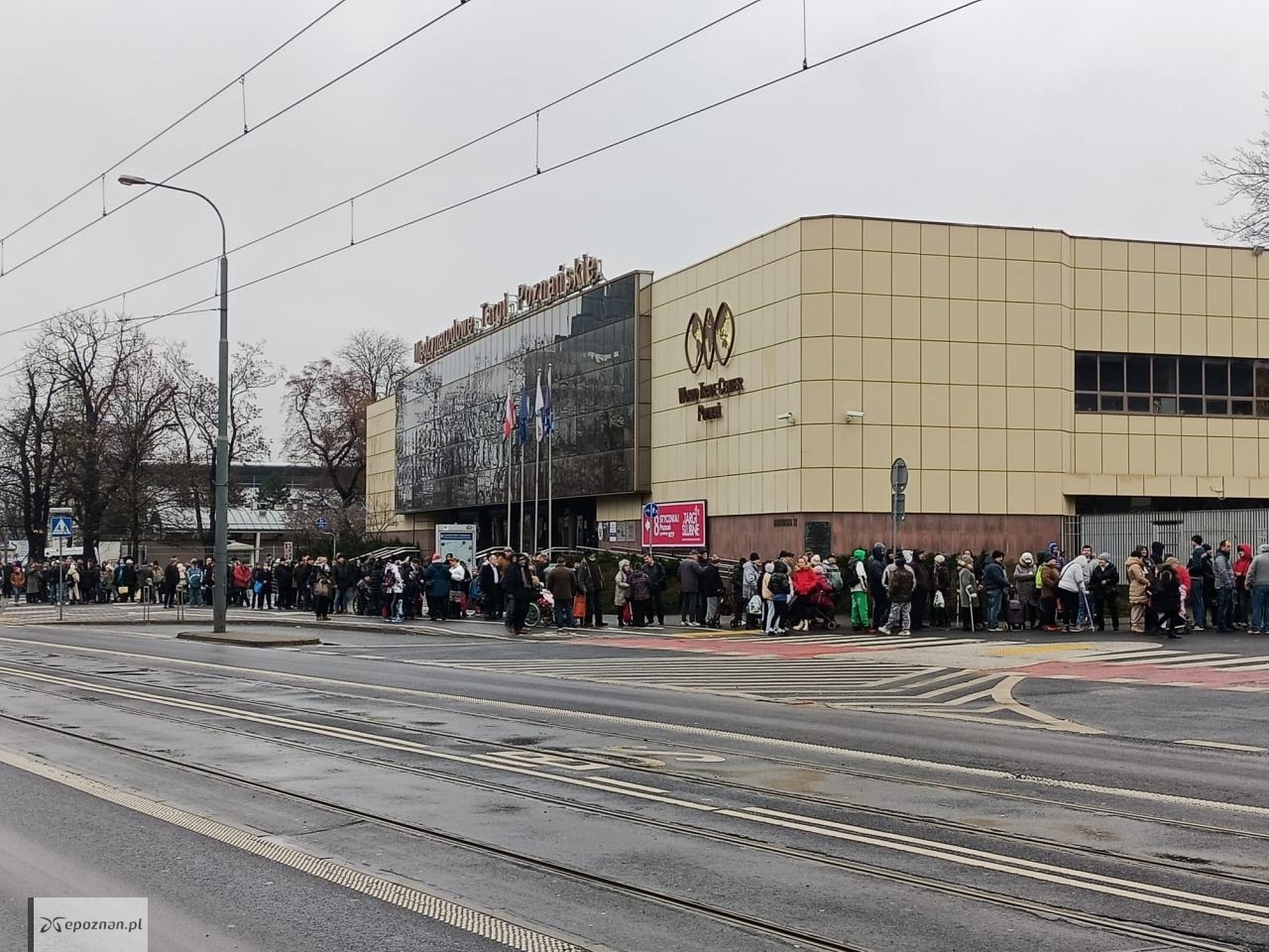 Kolejka osób oczekujących na wejście na teren MTP | fot. Włodzimierz Hoppel